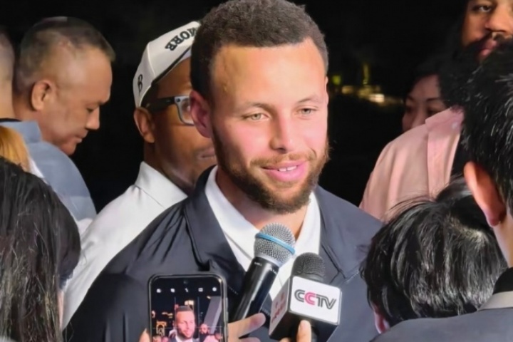 库里也是好起来了~ CCTV话筒现身库里中国行采访现场